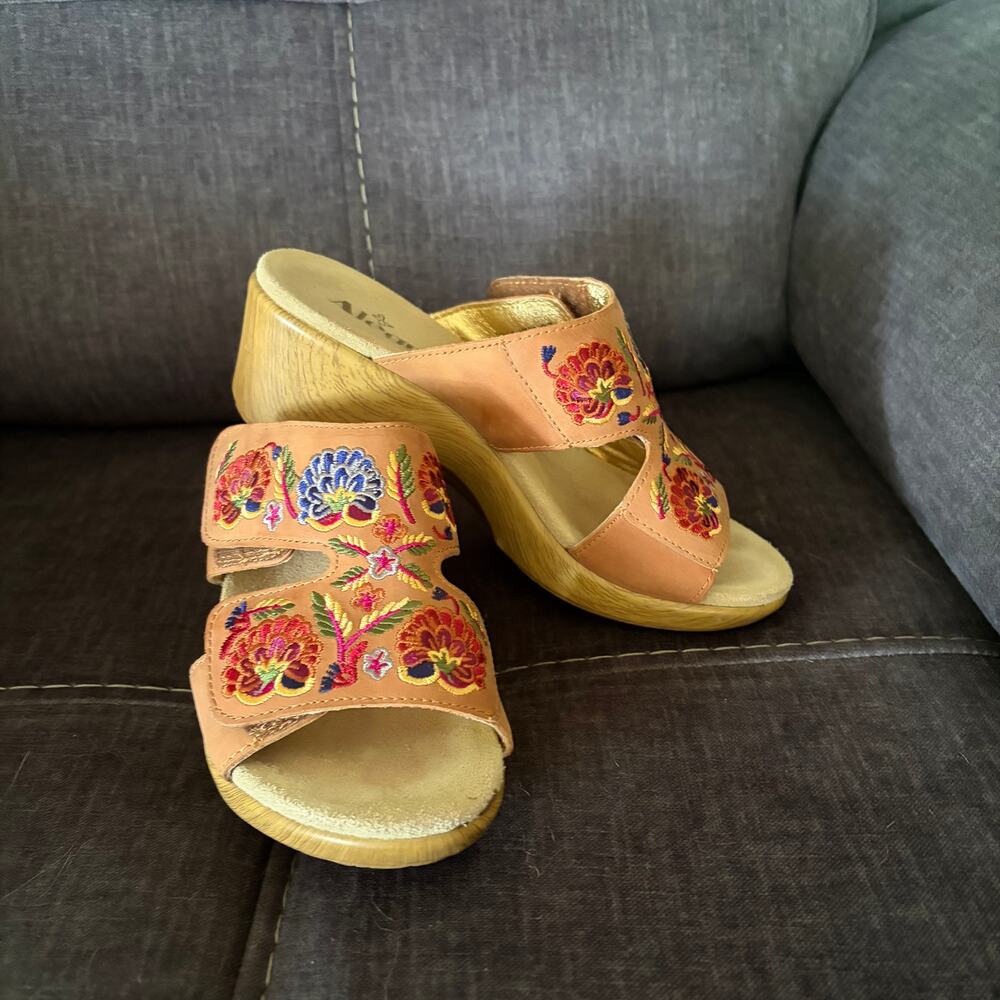 Alegria Linn Tan Leather Floral Embroidered Comfort Wood Wedge Sandals Boho 7